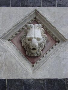 A lion's head on the Duomo facade