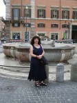 Aviva in front of a fountain on Piazza Colonna Aviva in front of a fountain on Piazza Colonna