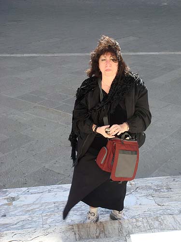 Aviva on the steps of the Duomo