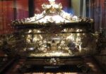 Yes, that's a human skull in there, perhaps from some saint