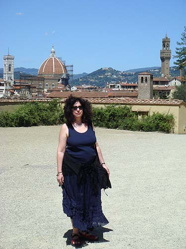 Aviva in front of Duomo
